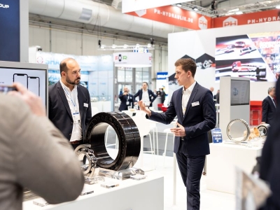 Matthias Ortner (rechts), Geschäftsführer von NKE, gibt zusammen mit Heitor Sarro, Leiter Vertrieb und Marketing bei Kugler, am 17. April 2023 am NKE-Stand auf der Hannover Messe die Partnerschaft mit Kugler Bimetal bekannt