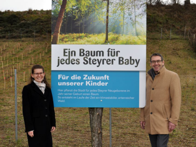 Vizebürgermeisterin Anna-Maria Demmelmayr und Bürgermeister Markus Vogel präsentieren den neuen Wald im Stadtgut mit einem Baum für jedes Steyrer Baby.