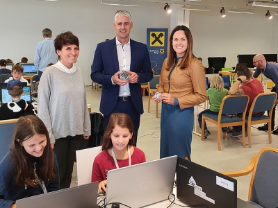 Raiffeisenbank spendet 8 Laptops an CoderDojo Steyr