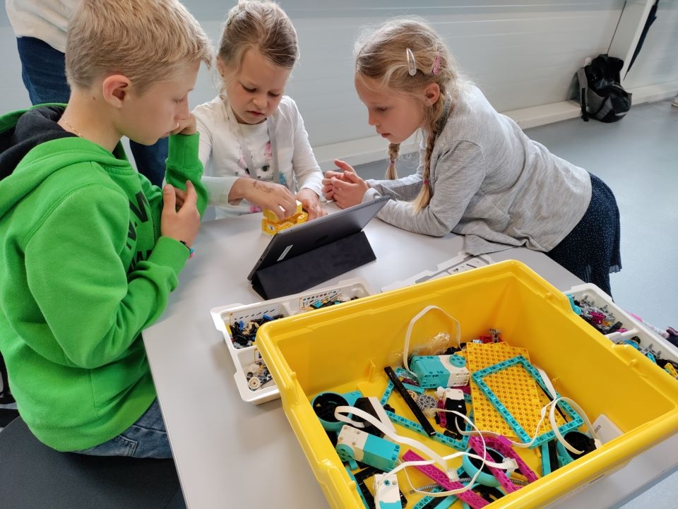 CoderDojo Steyr bei BMW Group Werk Steyr. Foto: TIC Steyr 