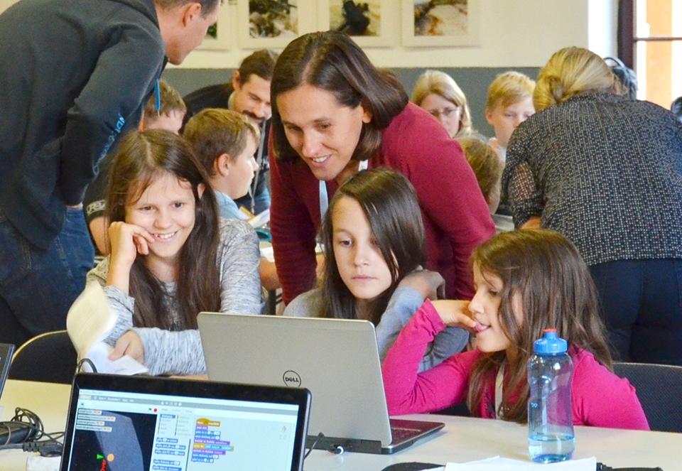 CoderDojo Steyr: Mentorin Sonja Straßer mit ihren 3 Mädchen