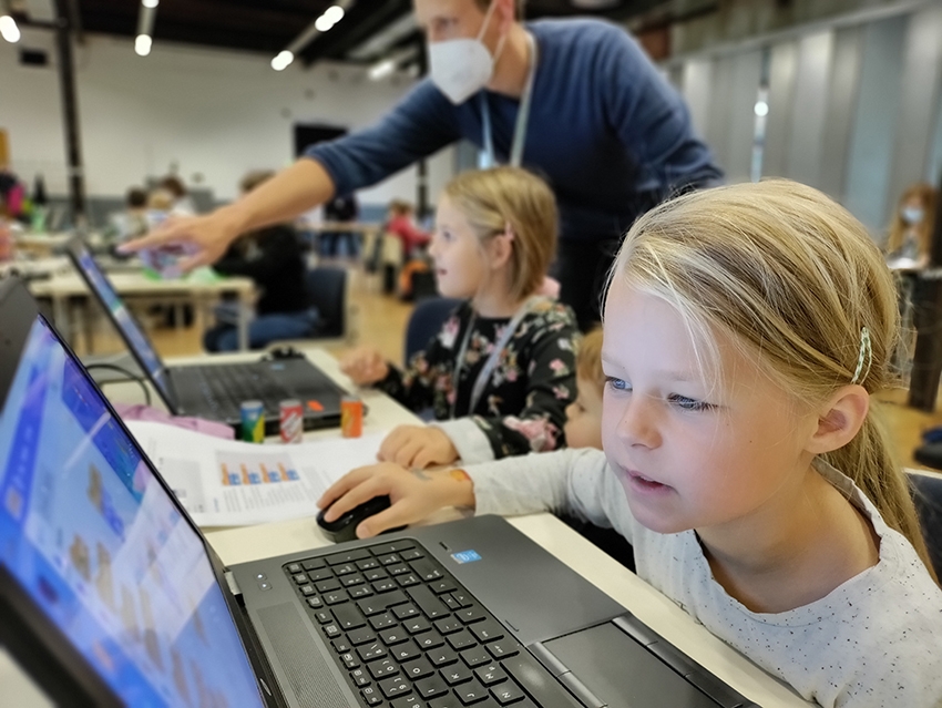 Kids beim Coden bei CoderDojo Steyr im Museum Arbeitswelt am 22.10.2021