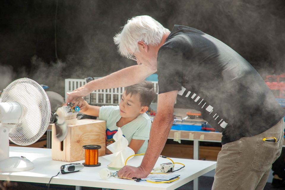 Kinder erforschen erneuerbare Energietechnologien bei den Junior Maker Pioneers