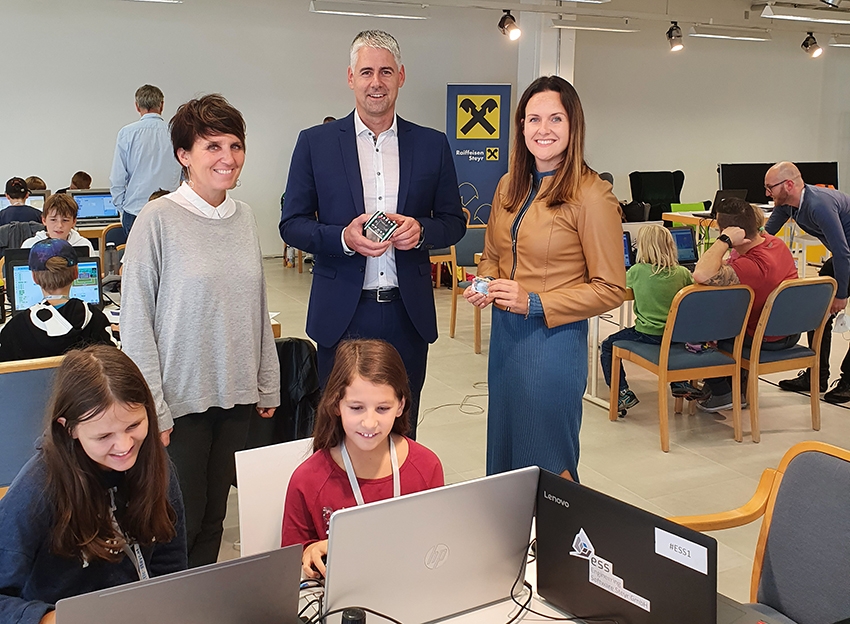 Raiffeisenbank spendet 8 Laptops an CoderDojo Steyr