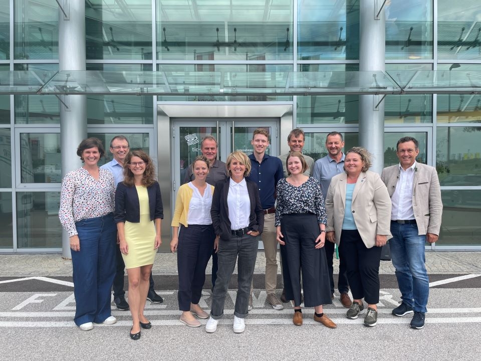 Das Bild zeit die Bürgermeister der Gemeinden und die Projektbeteiligten des Aktionsprogramms „Orts- und Stadtkernentwicklung, Leerstand- & Brachflächenrevitalisierung“ für die Stadtregion Steyr. 