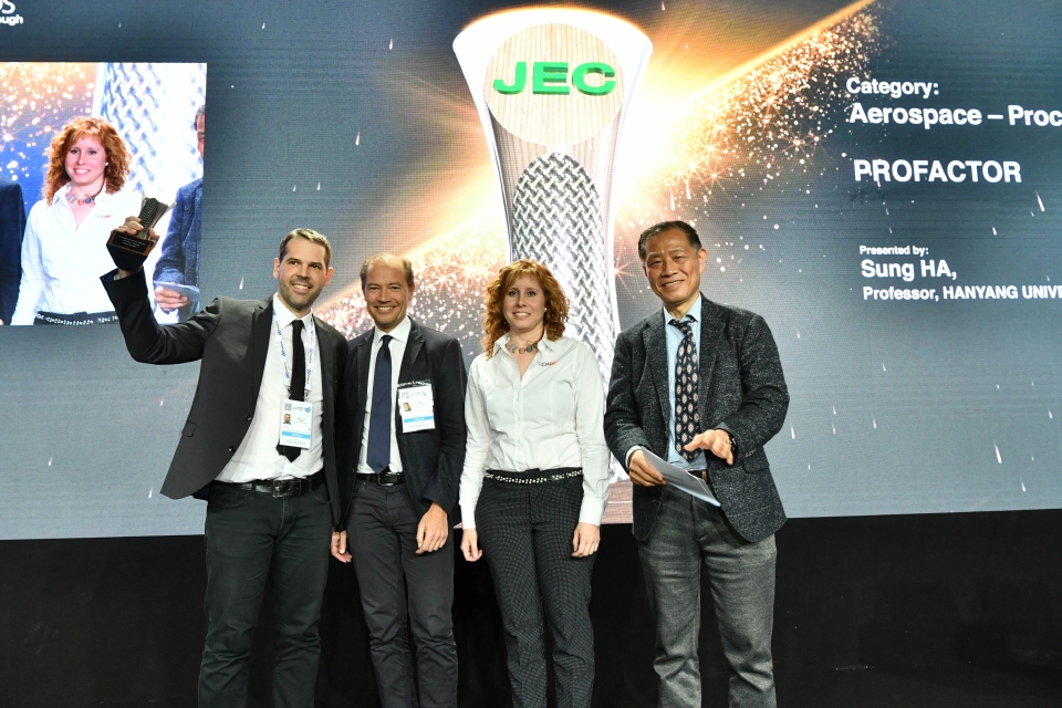 PROFACTORianer Sebastian Zambal und Christian Eitzinger nehmen den JEC World Innovation Award entgegen. 